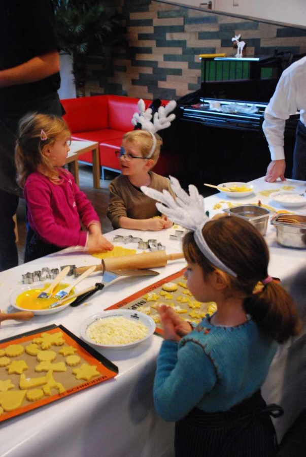 Studentischer Nachwuchs in der Weihnachtsbäckerei beim traditionellen Plätzchenbacken anlässlich des 3. Jubiläums der Landesaktion „Mensa for kids“